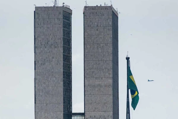 Caça Gripen sobrevoa o Congresso Nacional