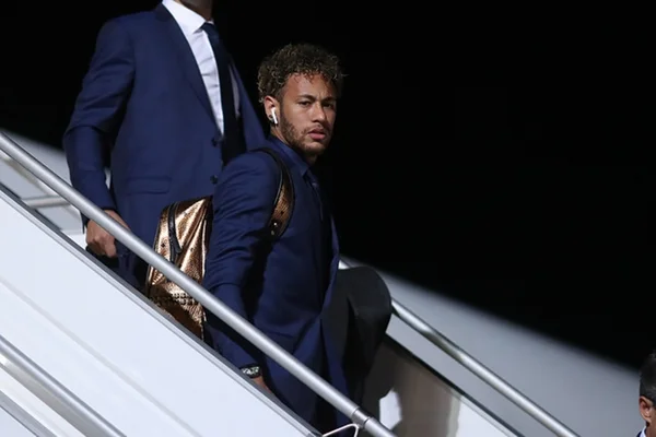 Neymar desembarca na Rússia com mala de R$ 17.900