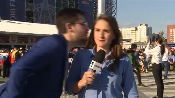 Repórter da TV Globo é assediada durante transmissão ao vivo, na Copa