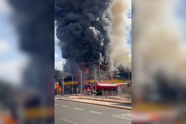 Imagem colorida mostra um incêndio de grandes proporções em Ribeirão Preto. Metrópoles