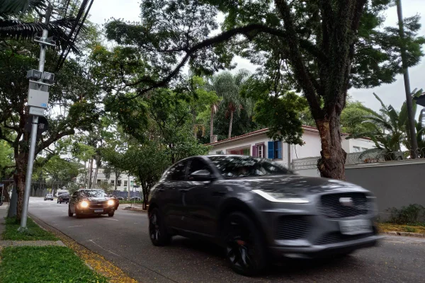 Imagem mostra veículo em rua arborizada - Metrópoles