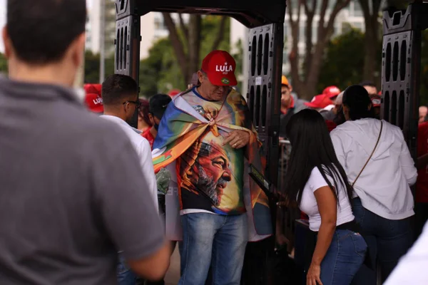Posse de Lula: público passa por revistas e detector de metais