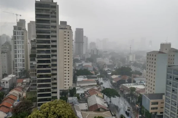 Previsão aponta que deve chover no domingo (15/9) e na segunda-feira (16) em São Paulo. Há chance de "chuva preta" no estado - Metrópoles