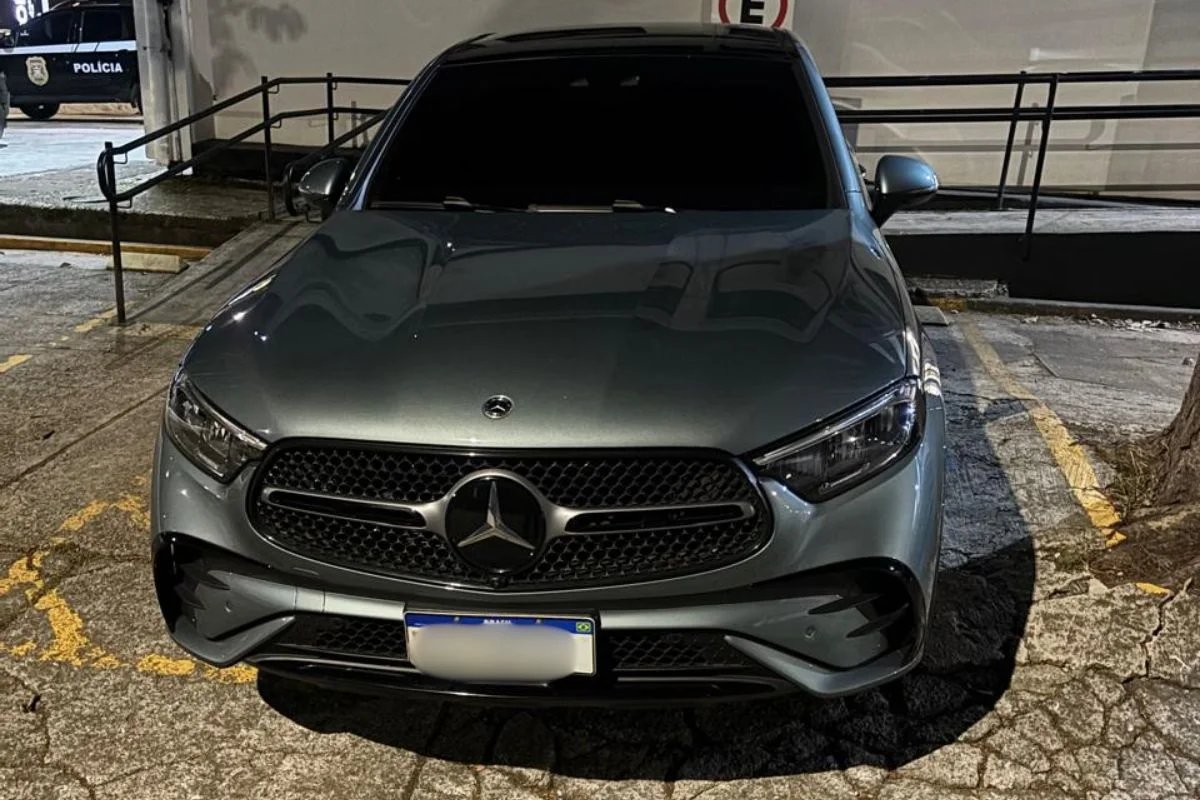 Mercedes-Benz GLC 300 de Deolane apreendida pela PM Mercedes-Benz GLC 300 de Deolane apreendida pela PM