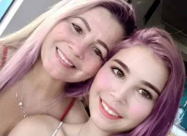 Foto colorida mostra mãe e filha adolescente