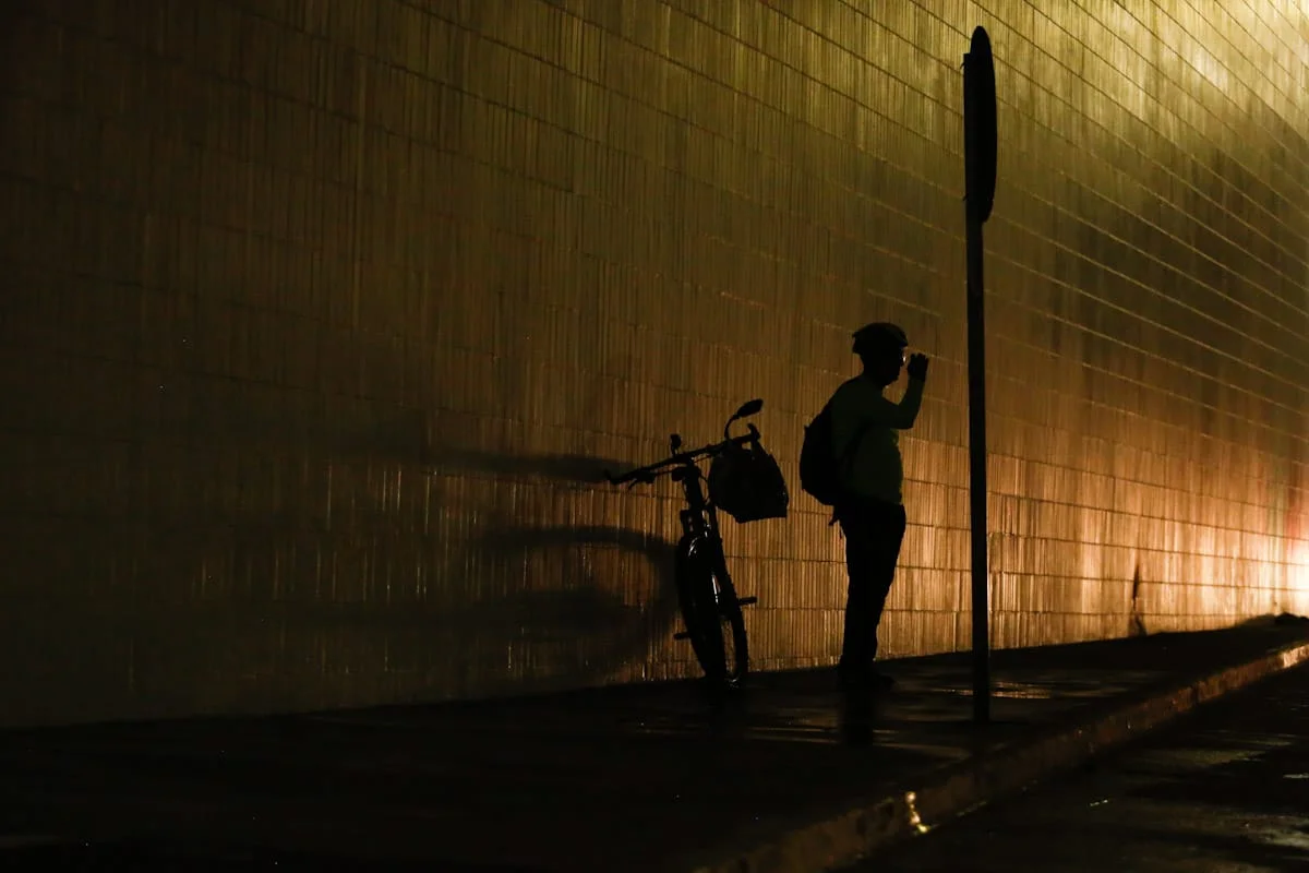 Ciclista aguarda a chuva passar Ciclista aguarda a chuva passar