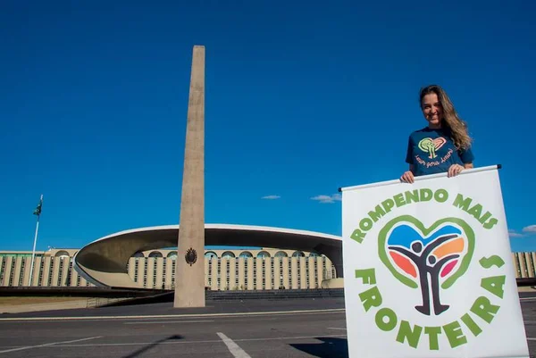 Projeto distribui kit higiene e lanche para moradores de rua do DF