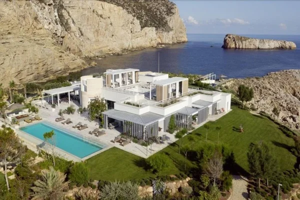 Foto colorida de uma mansão em Ibiza