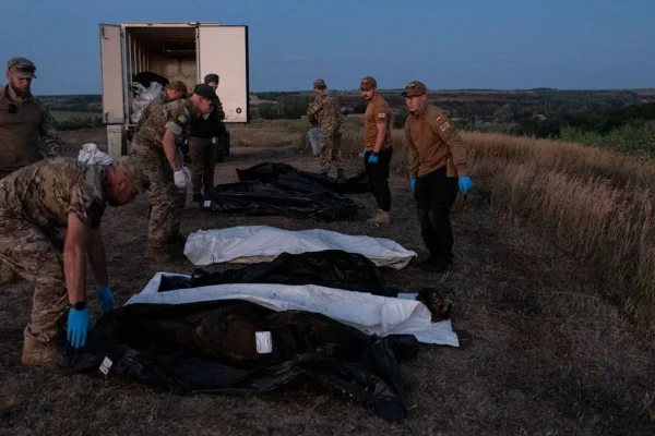 Imagem colorida de mortos na Ucrânia após ataques russos - Metrópoles