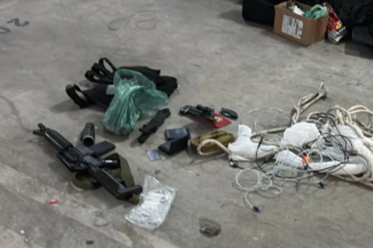 Corda, fuzil de air-soft e pistola forma apreendidos com ex-policial Corda, fuzil de air-soft e pistola forma apreendidos com ex-policial