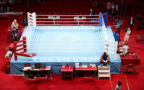 Perdeu a linha: Francês não aceita derrota no boxe e se recusa a sair do ringue