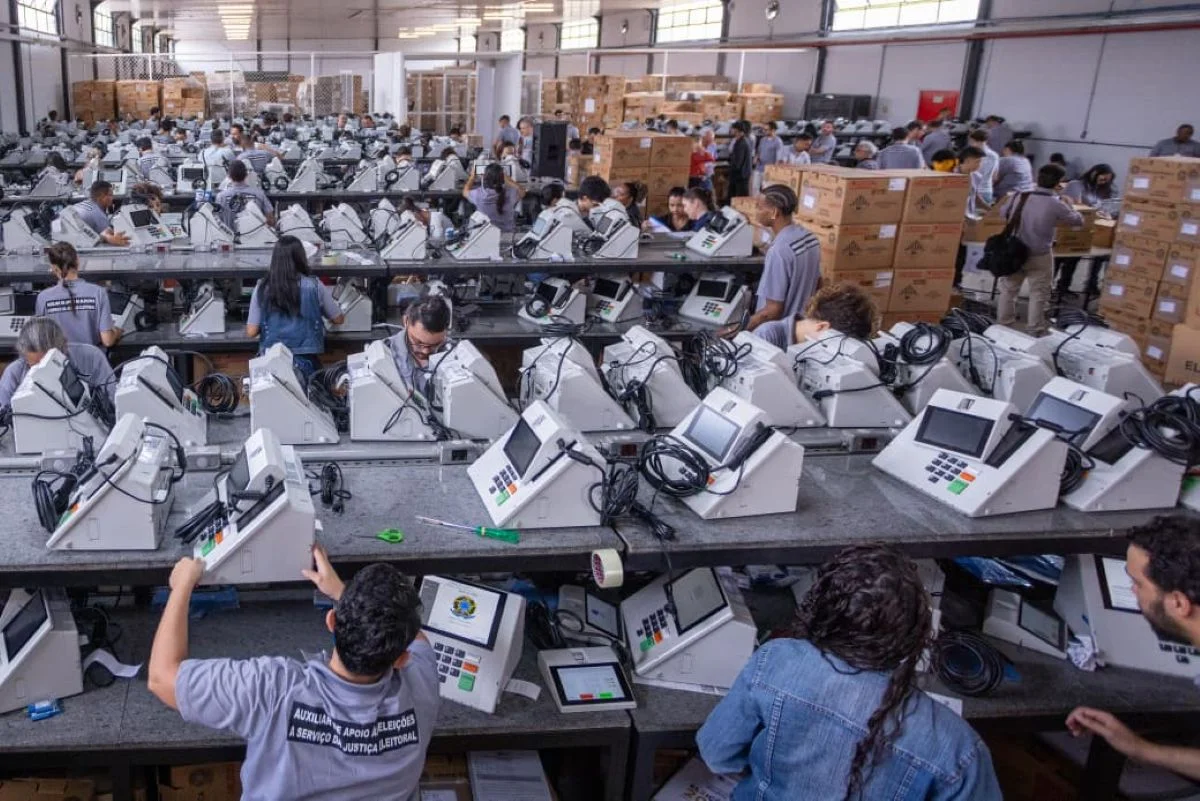 TRE-DF inicia carga e lacração de mais de 6 mil urnas para eleições TRE-DF inicia carga e lacração de mais de 6 mil urnas para eleições