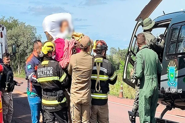 Imagem colorida, menina de 6 anos tem perna amputada pós acidente envolvendo um ônibus- Metrópoles