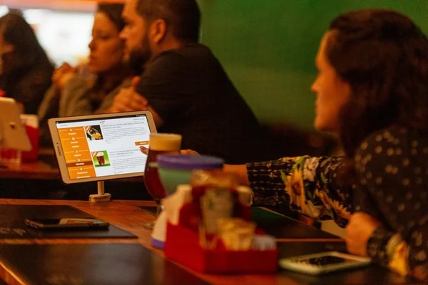Restaurantes apostam em menus digitais para agilizar atendimento