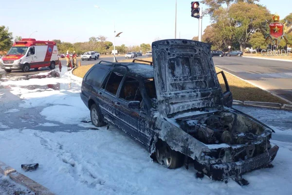 Carro pega fogo e fica totalmente destruído na Asa Sul. Vídeo