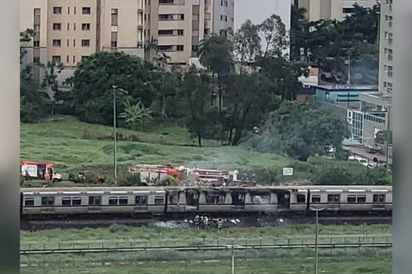 Imagem colorida de vagão do metrô pegando fogo - Metrópoles
