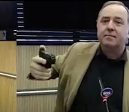 Deputado de Santa Catarina mostra arma em entrevista: “Fui ameaçado”