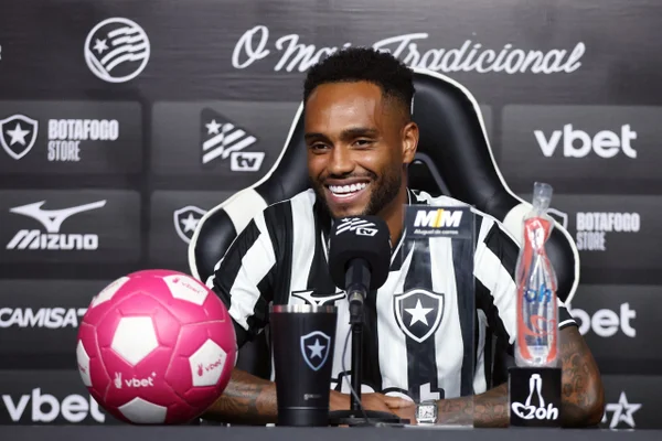 Danilo Pereira é apresentado pelo Botafogo e assume a camisa 9 do time - destaque galeria Danilo Pereira é apresentado pelo Botafogo e assume a camisa 9 do time - destaque galeria