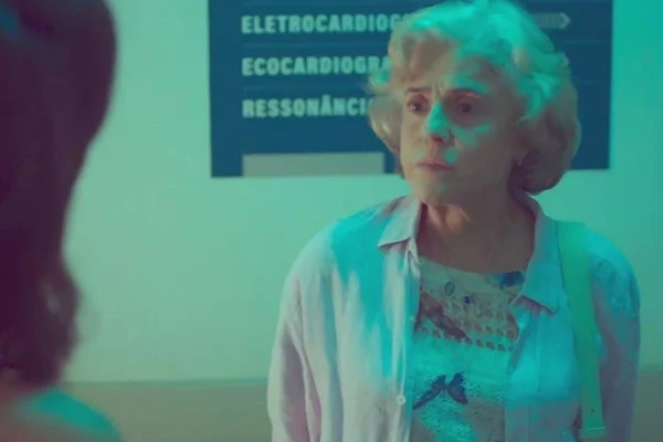Foto colorida da atriz Marieta Severo atuando - Metrópoles