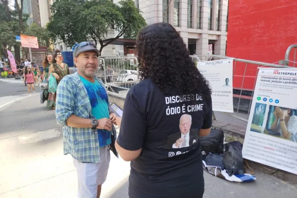 Imagem colorida de homem conversando com mulher. Metrópoles