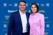 Flávio Bolsonaro com Michelle Bolsonaro