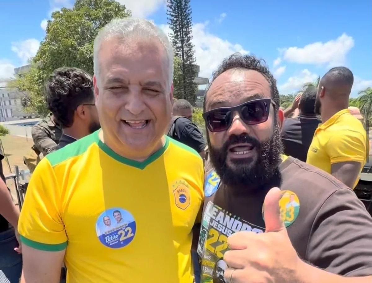 Reta final: ato de vice de Flávio tem fuzil de brinquedo e bandeira dos EUA - imagem 1 Reta final: ato de vice de Flávio tem fuzil de brinquedo e bandeira dos EUA - imagem 1