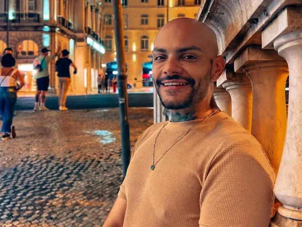 Imagem colorida de um homem careca com blusa clara - Metrópoles