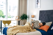 Os sintomas da endometriose podem iniciar dias antes da menstruação e terminar dias depois. As dores também podem variar de pessoa para pessoa, tanto em relação à intensidade quanto à frequência. Aliás, a intensidade da dor pode não estar relacionada a extensão da doença. Em outras palavras, pessoas que sentem mais dor podem ter doença menos extensa e vice versa Os sintomas da endometriose podem iniciar dias antes da menstruação e terminar dias depois. As dores também podem variar de pessoa para pessoa, tanto em relação à intensidade quanto à frequência. Aliás, a intensidade da dor pode não estar relacionada a extensão da doença. Em outras palavras, pessoas que sentem mais dor podem ter doença menos extensa e vice versa