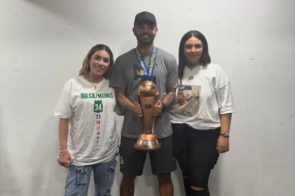 Foto colorida de Cardona ao lado da filha e da esposa - Metrópoles