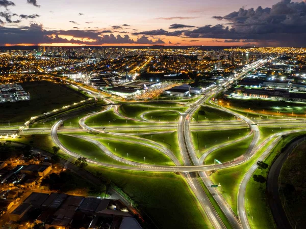 Imagem colorida aérea mostra conjunto de viadutos no acesso a Ribeirão Preto, cidade que aparece iluminada no fundo - Metrópoles