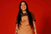 Deborah Pataxó, 32 anos, cozinheira da internet, é natural de Alcobaça (BA) e cria conteúdo sobre culinária indígena e receitas brasileiras e asiáticas 