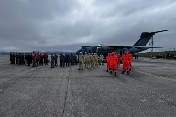 Imagem colorida mostra equipes de ajuda humanitária enviadas à Venezuela. Metrópoles