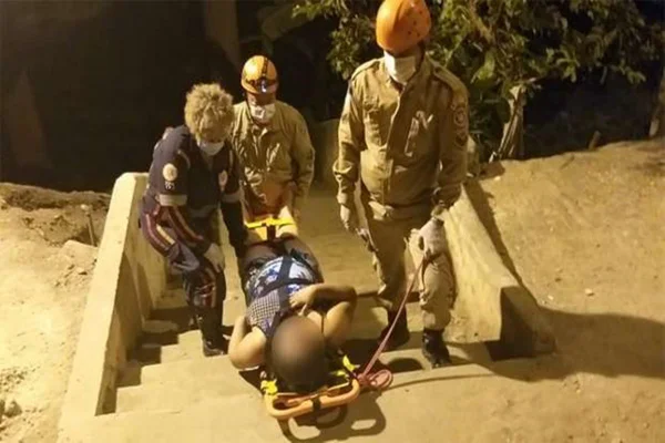 Mulher é empurrada de altura de três metros após discutir com marido