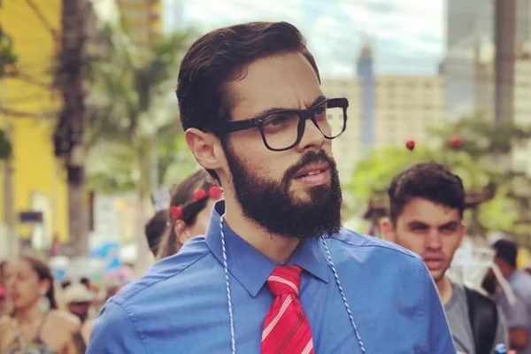 Zoando colega de trabalho, repórter da TV Globo causa no Carnaval