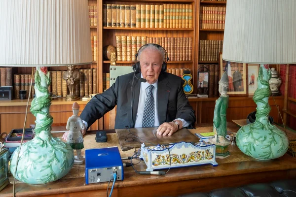 Imagem colorida do jornalista Philippe Bouvard - Metrópoles