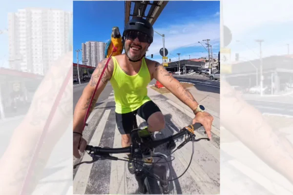 Homem andando de bicicleta com arara