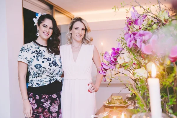 Mayra Perin abre as portas para celebração do b-day de Isabelle Jabour