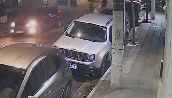 Imagem colorida de câmera de segurança mostra homem brigando com bandido durante tentativa de assalto no Itaim - Metrópoles