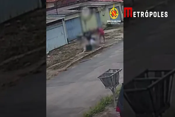 Cenas fortes: vídeo mostra homem atacando colega com golpes de enxada