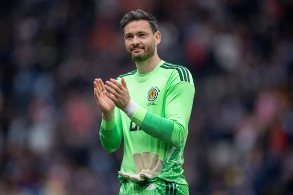 Foto colorida de goleiro da Escócia - Metrópoles