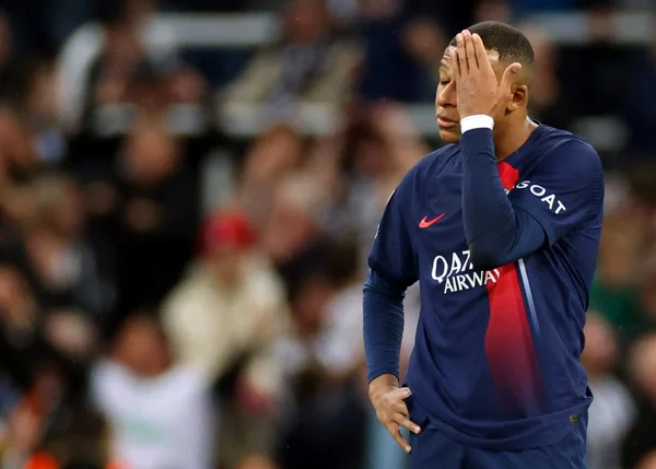 Foto colorida de Mbappé lamentando derrota para o Newcastle - Metrópoles