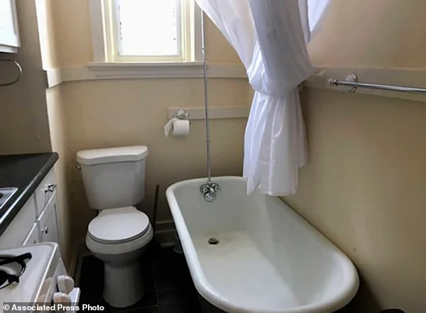 Homem aluga apartamento por R$ 2 mil com banheiro dentro da cozinha - destaque galeria