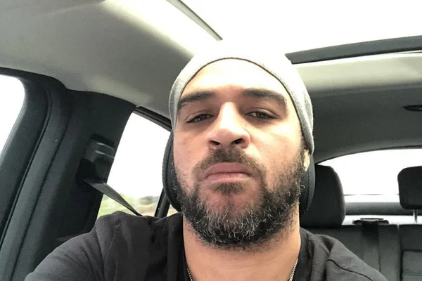 Após anunciar solteirice, Adriano Imperador chama ex-noiva de falsa