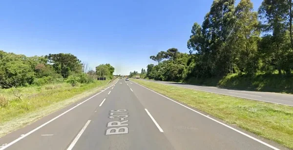 Imagem colorida de rodovia por onde o garoto percorreu 25 km - Metrópoles