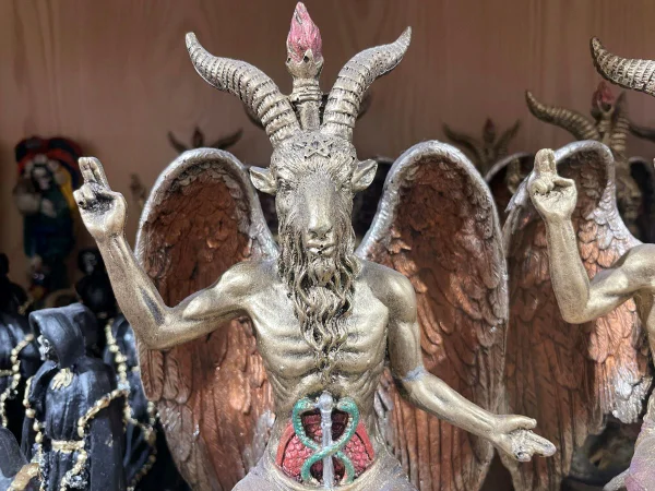 Imagem colorida de estatua do satanismo - Metrópoles