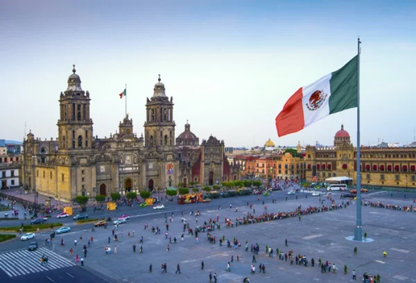 Bandeira do Mexico pendurada em mastro- Metrópoles