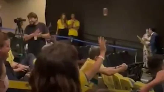 imagem colorida de plateia jogo Brasil x Sérvia - Metrópoles