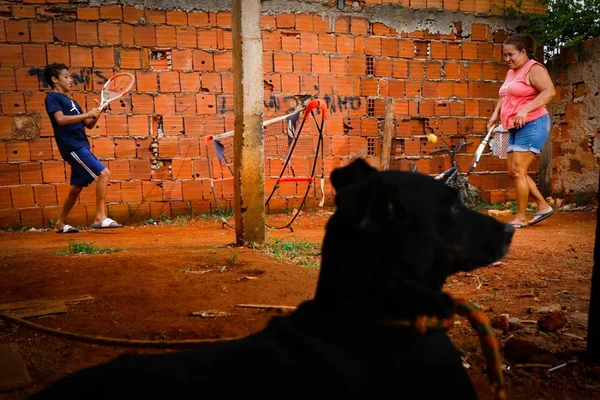 Menino que viralizou jogando tênis com a avó foi campeão em 2019