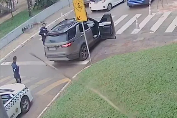 “Arma em punho”, diz motorista abordado em blitz encomendada por PM