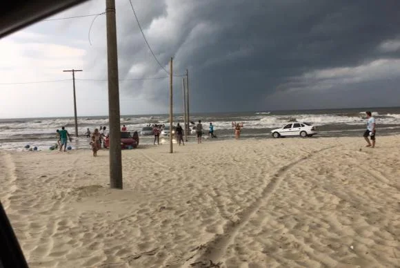 Tsunami atinge Santa Catarina e temporal deixa uma criança morta